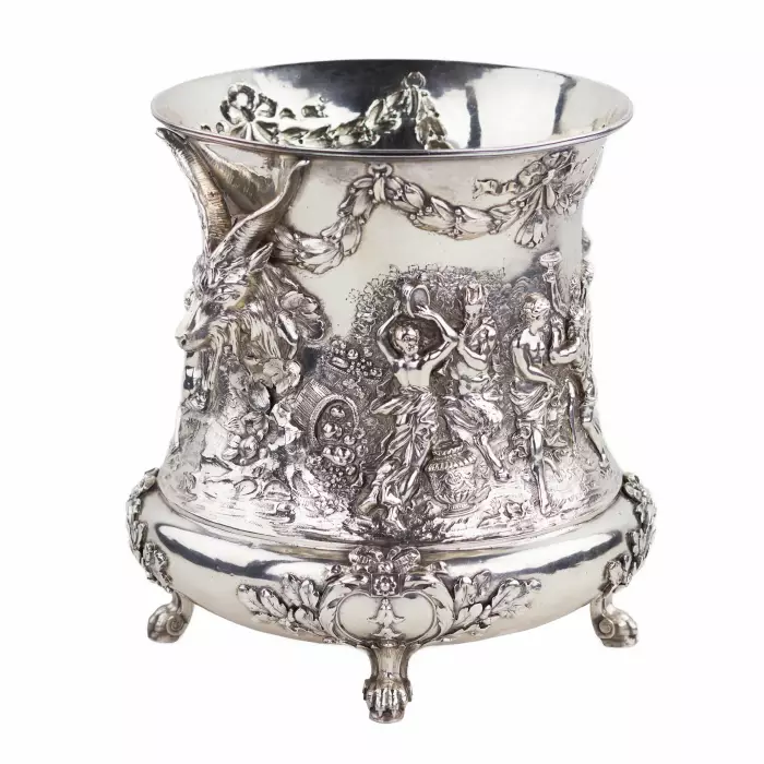 SEAU À CHAMPAGNE EN ARGENT À DÉCOR DE BACCHANALES ET TÊTES DE SATYRES ALLEMAGNE, HANAU, SECONDE MOITIÉ DU XIXE SIÈCLE