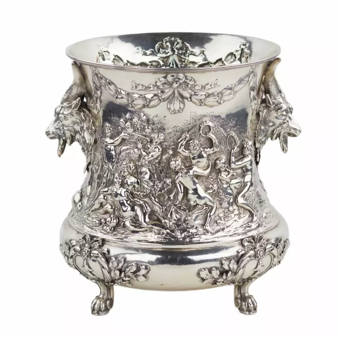 SEAU À CHAMPAGNE EN ARGENT À DÉCOR DE BACCHANALES ET TÊTES DE SATYRES ALLEMAGNE, HANAU, SECONDE MOITIÉ DU XIXE SIÈCLE