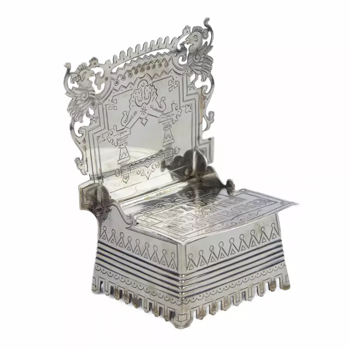 SALERON EN ARGENT EN FORME DE TRÔNE AVEC PROVERBE. MAÎTRE S. M. IKONNIKOV RUSSIE, MOSCOU, 1880