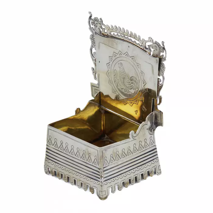 SALERON EN ARGENT EN FORME DE TRÔNE AVEC PROVERBE. MAÎTRE S. M. IKONNIKOV RUSSIE, MOSCOU, 1880