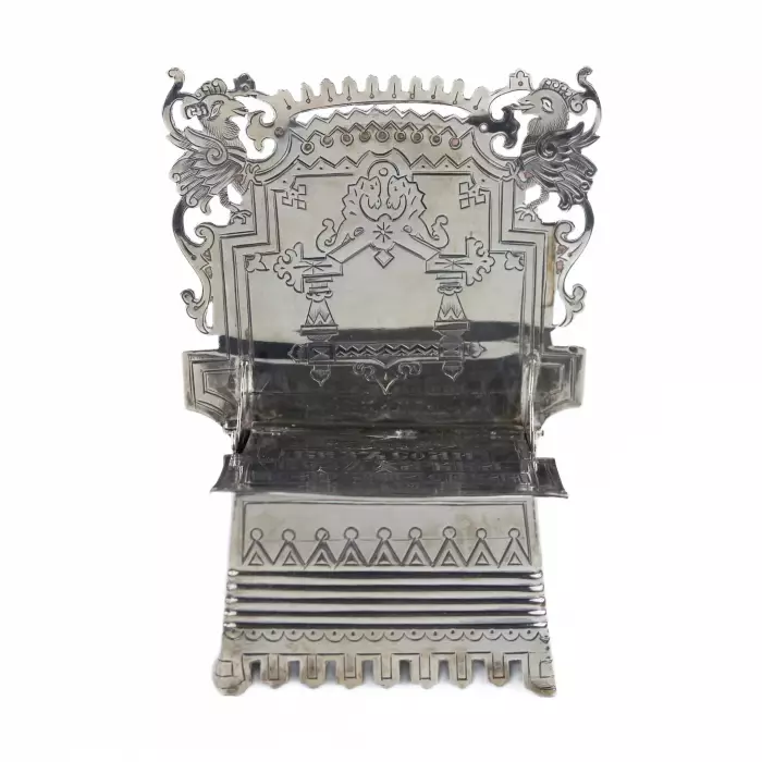 SALERON EN ARGENT EN FORME DE TRÔNE AVEC PROVERBE. MAÎTRE S. M. IKONNIKOV RUSSIE, MOSCOU, 1880