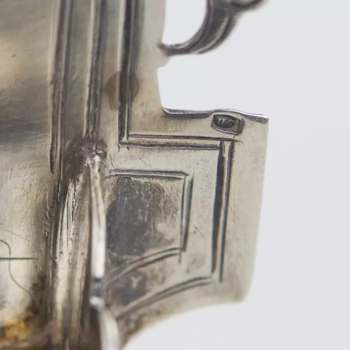 SALERON EN ARGENT EN FORME DE TRÔNE AVEC PROVERBE. MAÎTRE S. M. IKONNIKOV RUSSIE, MOSCOU, 1880