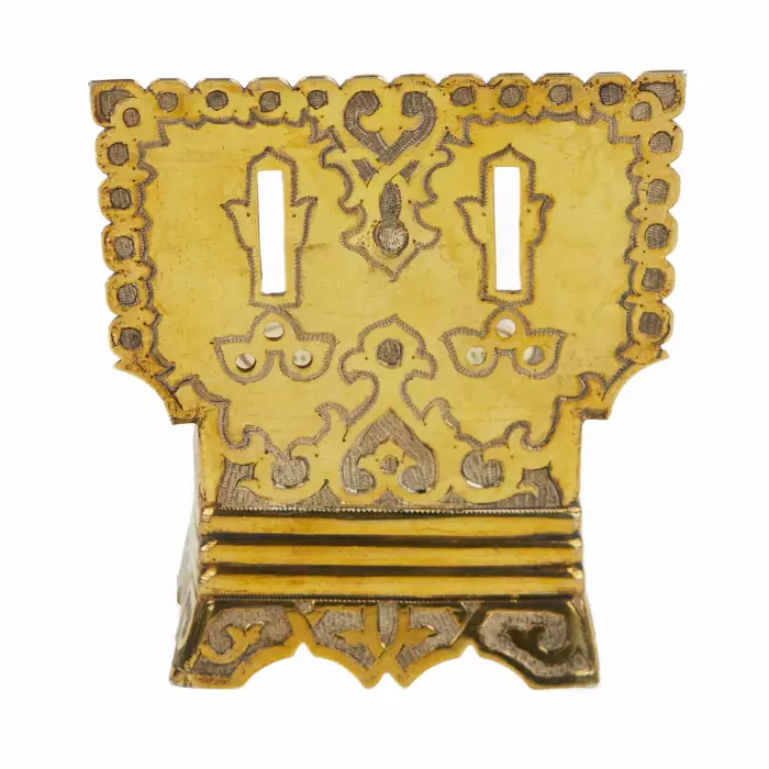 SALIÈRE EN ARGENT EN FORME DE TRÔNE AVEC NIELLE ET LA PROVERBE « SANS SEL NI PAIN, LA MOITIÉ DU REPAS » MOSCOU, 1866