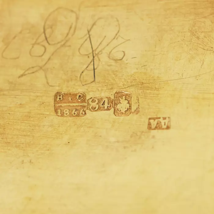 SALIÈRE EN ARGENT EN FORME DE TRÔNE AVEC NIELLE ET LA PROVERBE « SANS SEL NI PAIN, LA MOITIÉ DU REPAS » MOSCOU, 1866