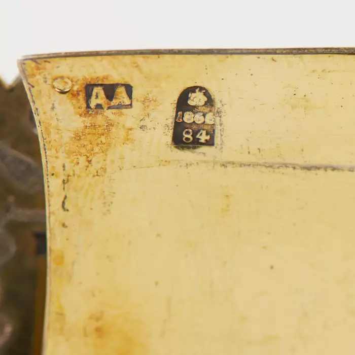 SALIÈRE EN ARGENT EN FORME DE TRÔNE AVEC NIELLE ET LA PROVERBE « SANS SEL NI PAIN, LA MOITIÉ DU REPAS » MOSCOU, 1866