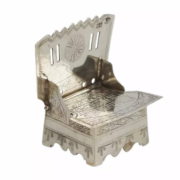 SALIÈRE EN ARGENT EN FORME DE TRÔNE AVEC LA PROVERBE « MANGE LE PAIN ET LE SEL, MAIS DIS LA VÉRITÉ » RUSSIE, MOSCOU, 1875