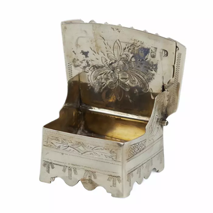 SALIÈRE EN ARGENT EN FORME DE TRÔNE AVEC LA PROVERBE « MANGE LE PAIN ET LE SEL, MAIS DIS LA VÉRITÉ » RUSSIE, MOSCOU, 1875