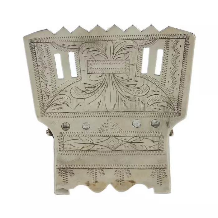 SALIÈRE EN ARGENT EN FORME DE TRÔNE AVEC LA PROVERBE « MANGE LE PAIN ET LE SEL, MAIS DIS LA VÉRITÉ » RUSSIE, MOSCOU, 1875