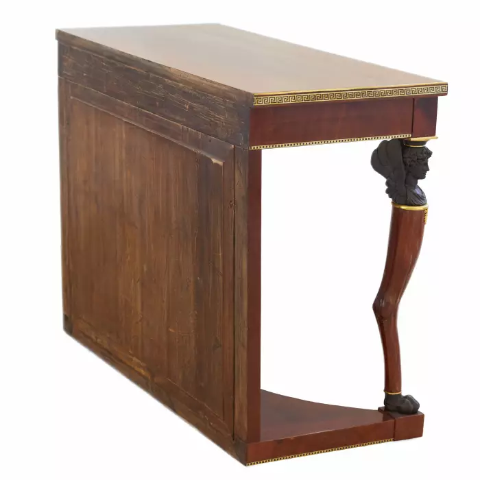 PAIRE DE CONSOLES RUSSES DE STYLE NÉOCLASSIQUE SAINT-PÉTERSBOURG, FIN XIXe - DÉBUT XXe SIÈCLE