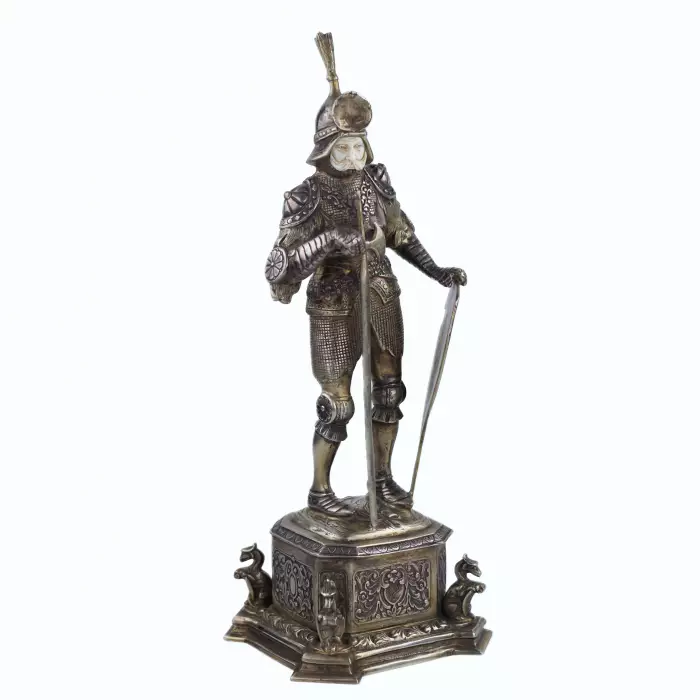 FIGURE DE CABINET EN ARGENT D’UN CHEVALIER ALLEMAGNE, HANAU, EFES, TOURNANT DES XIXe - XXe SIÈCLES