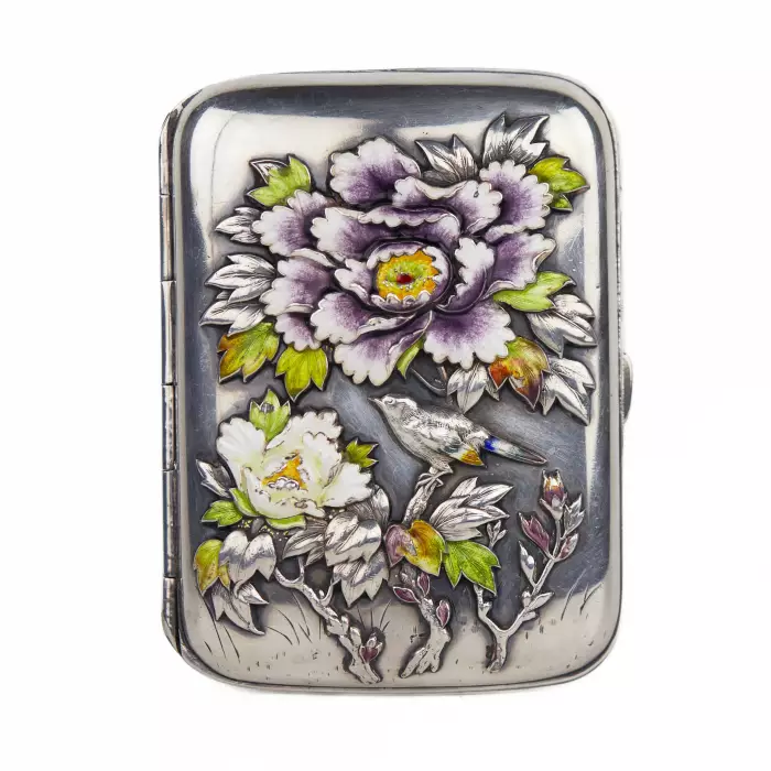 ÉTUI À CIGARETTES EN ARGENT À DÉCOR ÉMAILLÉ DE PIVOINES ET D’OISEAU  JAPON, DÉBUT DU XXE SIÈCLE