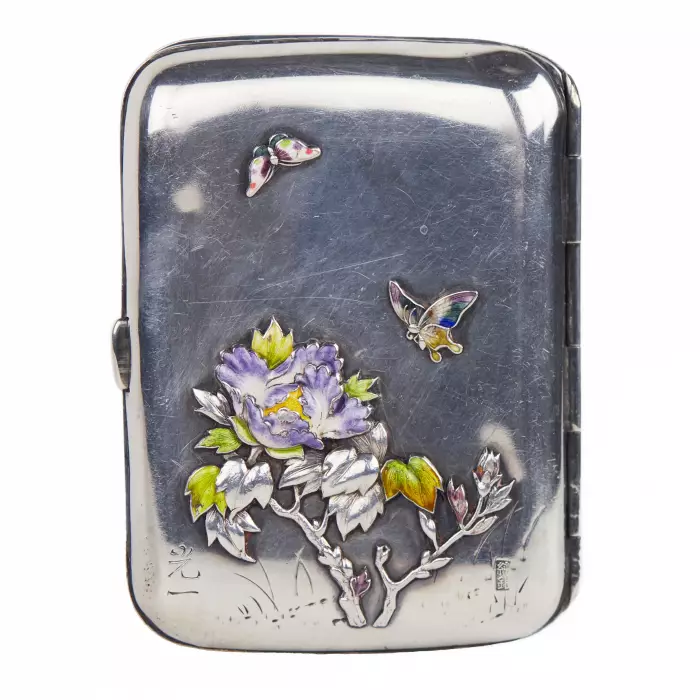 ÉTUI À CIGARETTES EN ARGENT À DÉCOR ÉMAILLÉ DE PIVOINES ET D’OISEAU  JAPON, DÉBUT DU XXE SIÈCLE
