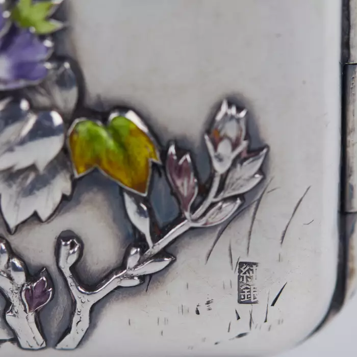 ÉTUI À CIGARETTES EN ARGENT À DÉCOR ÉMAILLÉ DE PIVOINES ET D’OISEAU  JAPON, DÉBUT DU XXE SIÈCLE