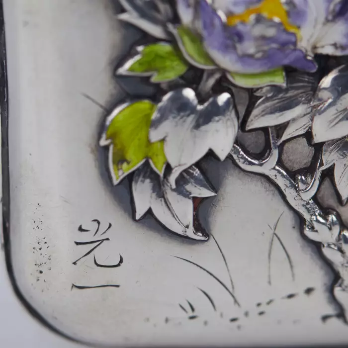 ÉTUI À CIGARETTES EN ARGENT À DÉCOR ÉMAILLÉ DE PIVOINES ET D’OISEAU  JAPON, DÉBUT DU XXE SIÈCLE