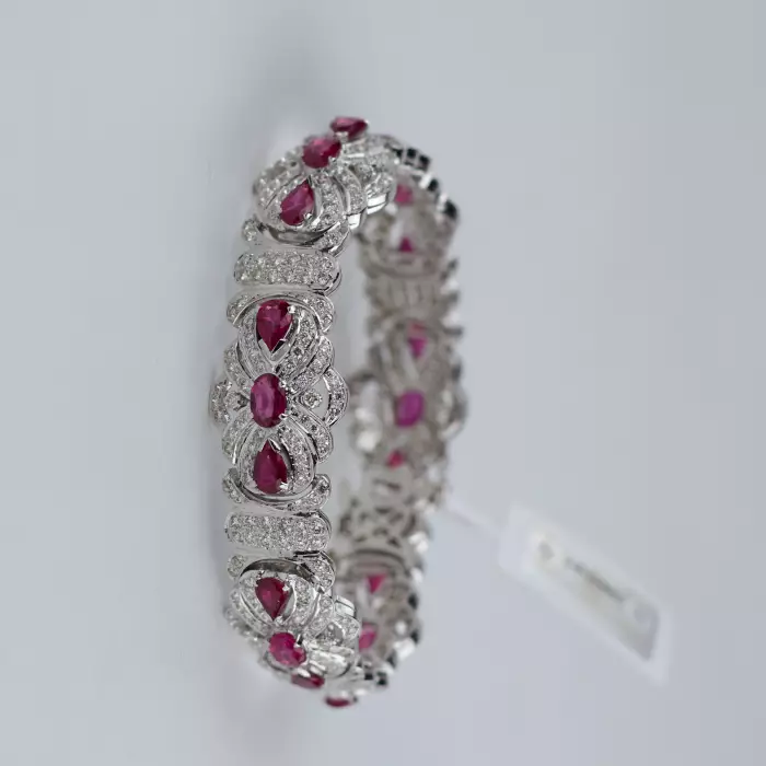 18-KARAT WHITE GOLD BRACELET WITH RUBIES AND DIAMONDS