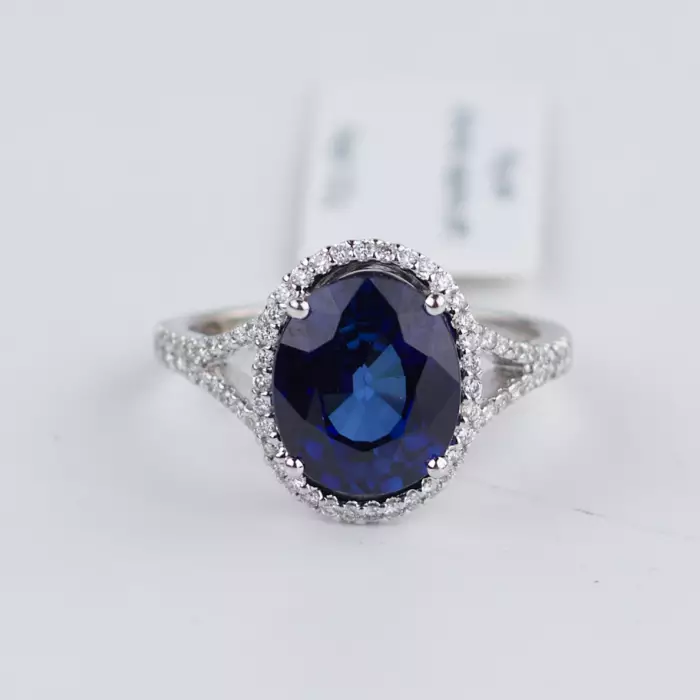 BAGUE EN OR BLANC 18 CARATS, SAPHIR ET DIAMANTS