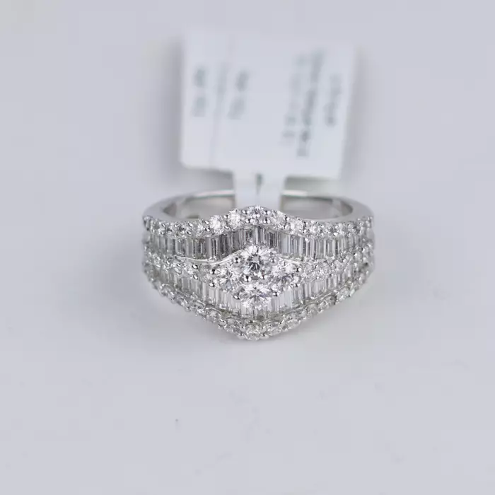 18K GOLD DIAMOND RING