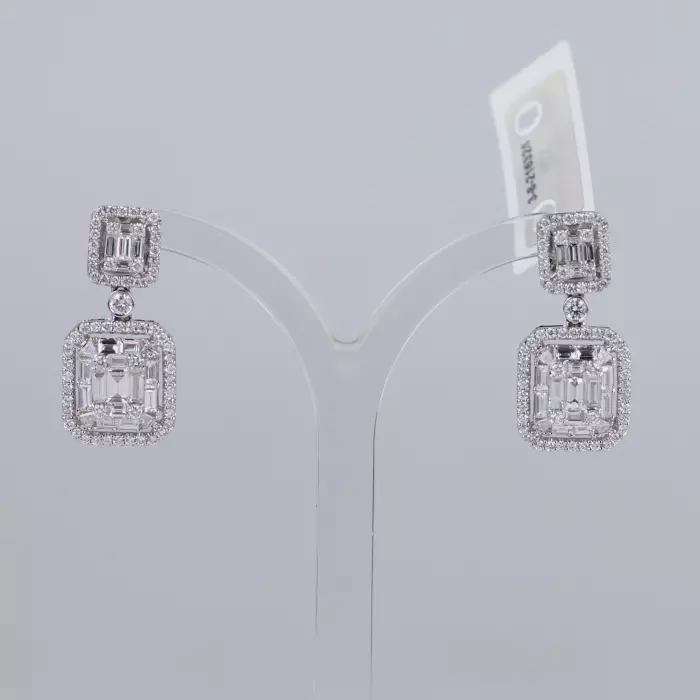 PAIRE DE BOUCLES D’OREILLES EN OR BLANC 18 CARATS ET DIAMANTS
