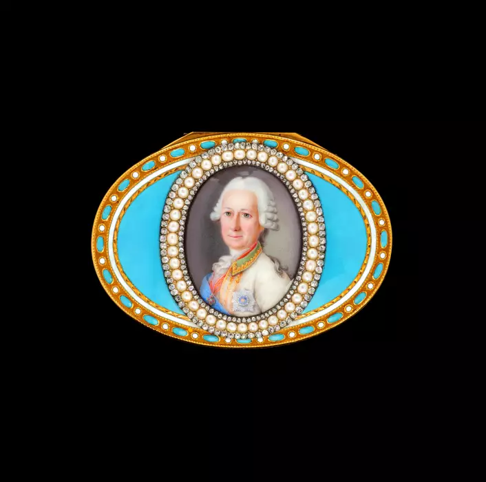 TABATIÈRE EN OR AVEC PORTRAIT DE LAMIRAL SEMION IVANOVITCH MORDVINOV. SAINT-PÉTERSBOURG, DAVID RUDOLPH, RUSSIE, ANNÉES 1780.