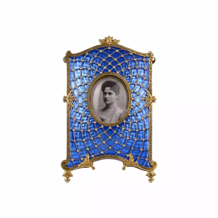 CADRE PHOTOGRAPHIQUE DE TABLE DANS LE STYLE DE FABERGÉ. VERS 1900–1910