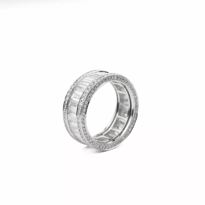18-KARAT WHITE GOLD DIAMOND ETERNITY BAND