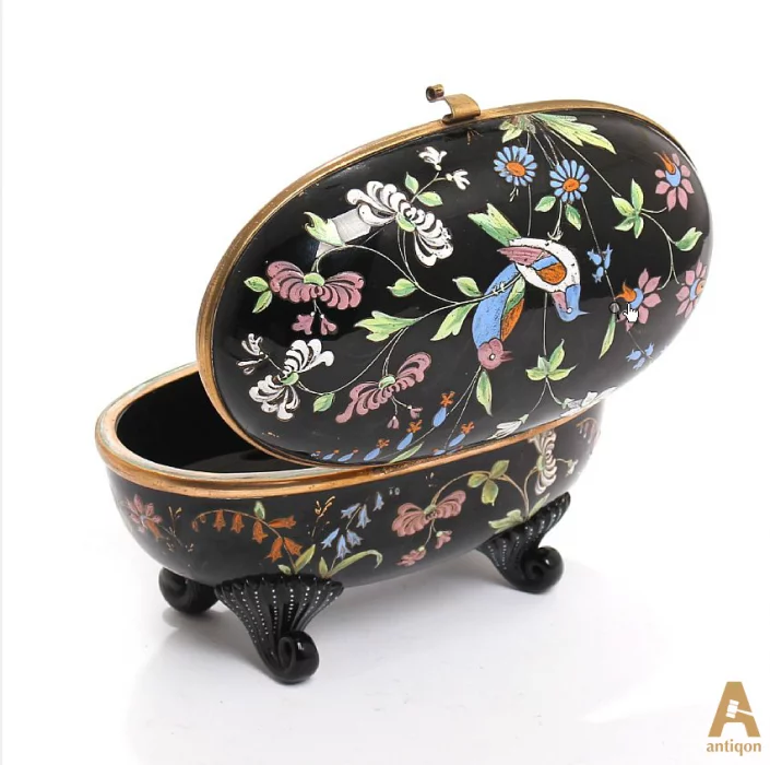Une elegante boîte à bijoux française