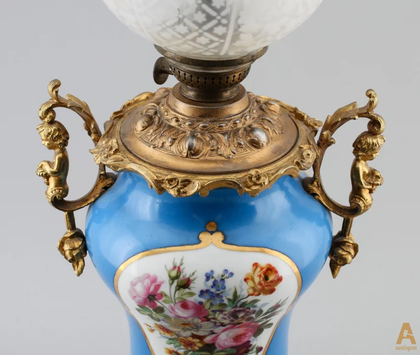 Porcelain kerosene lamp