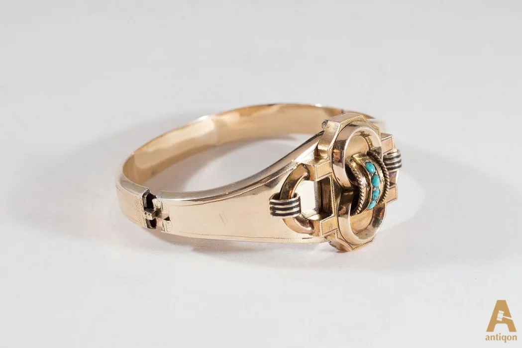 Gold bracelet with turquoise