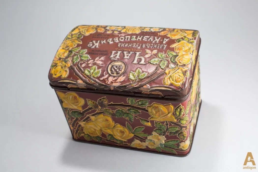 Box for tea with a key