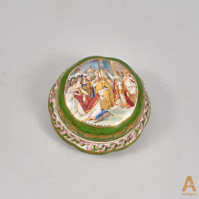 Porcelain little box 