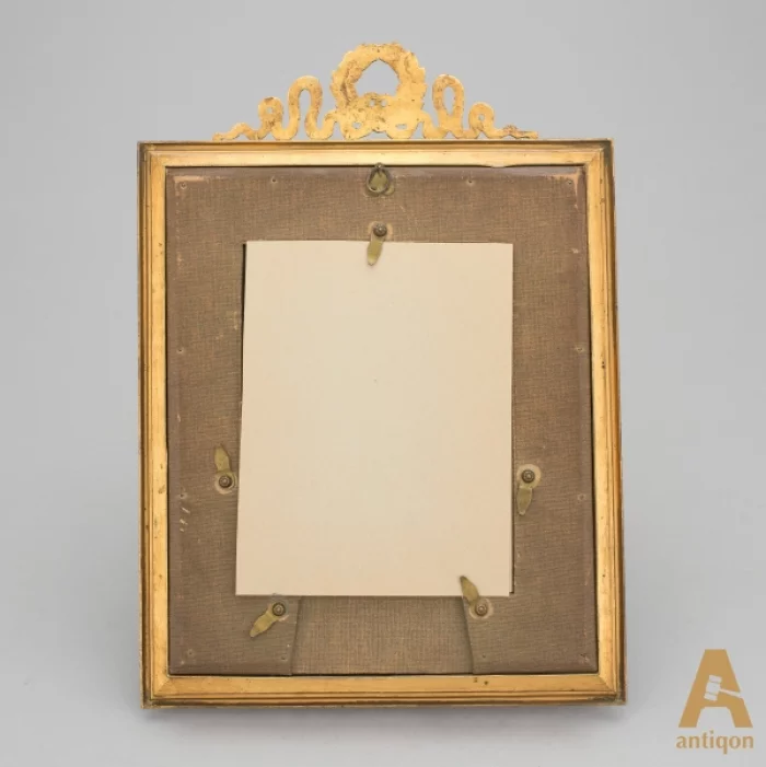 Photo frame in the Empire style