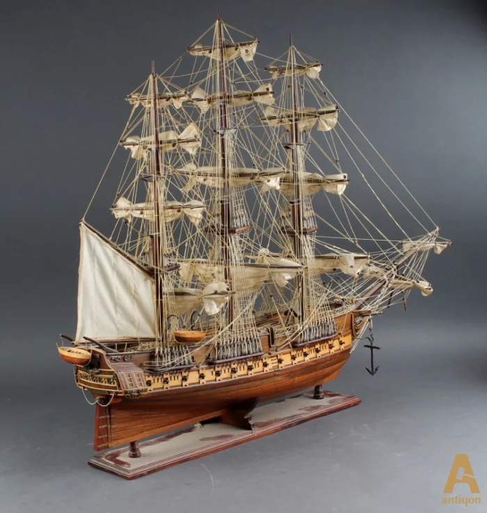 Maquette du bateau Constitution de 1797 en bois precieux.