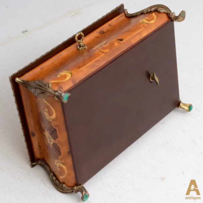 Musical jewelry box