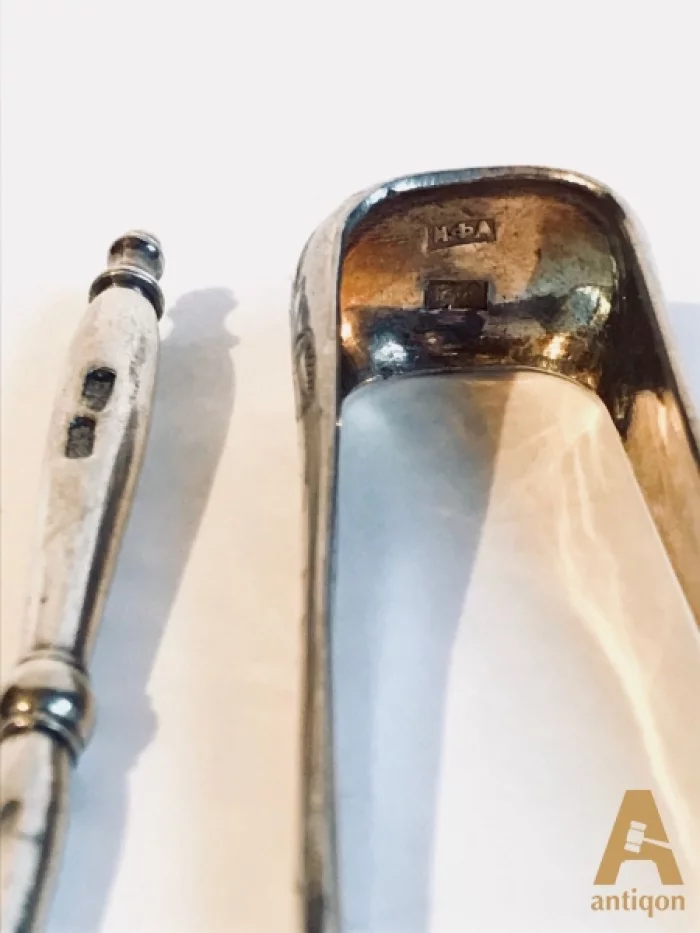 Ensemble de pinces à sucre en argent et une fourchette à citron. Russi