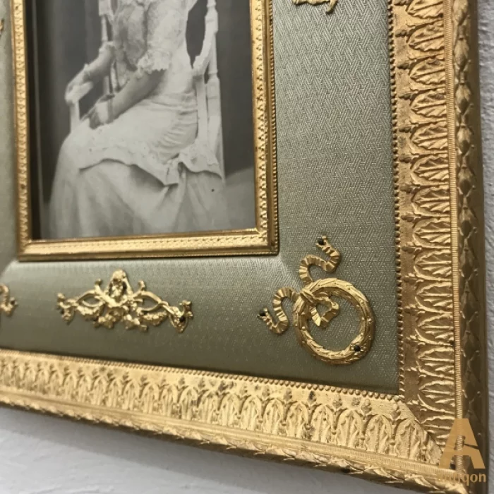 Photo frame in the Empire style