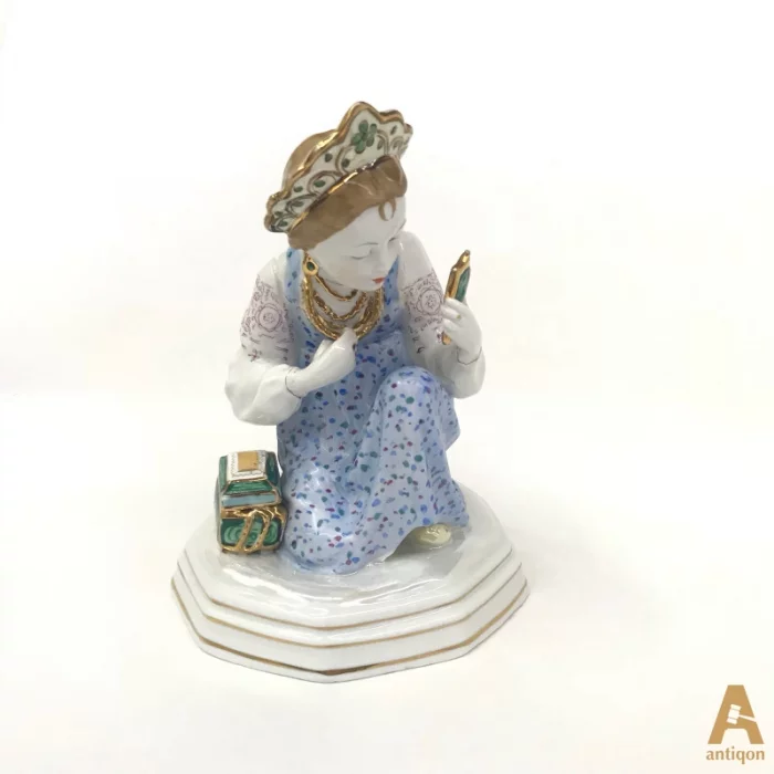 Porcelain sculpture 