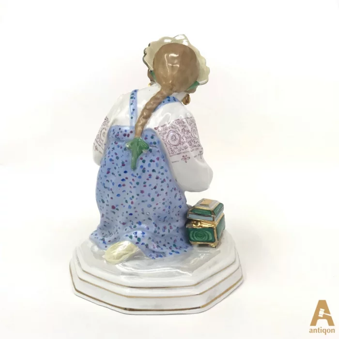 Porcelain sculpture 
