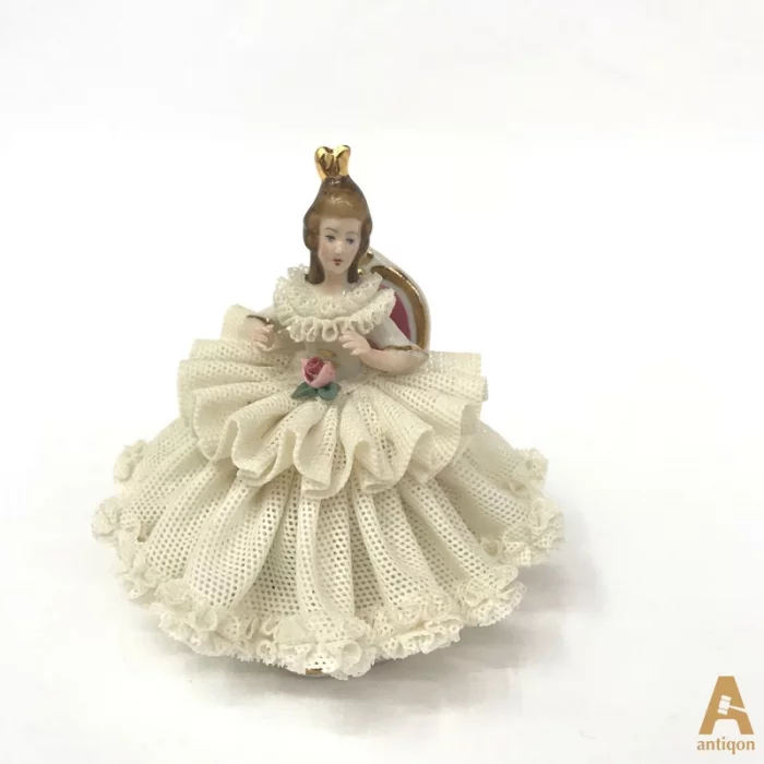 Princesse dans une robe en dentelle.