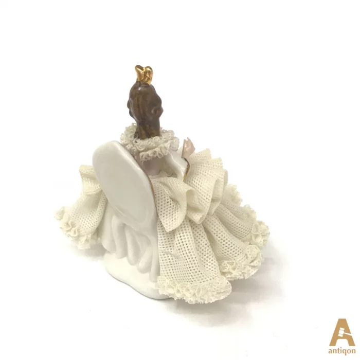 Princesse dans une robe en dentelle.