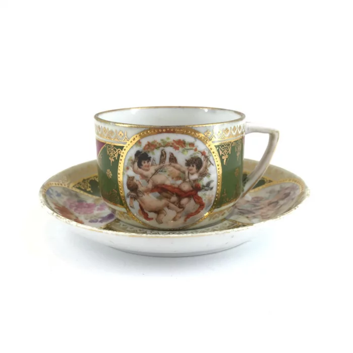 Petite tasse et soucoupe. Russie. Lusine de Kuznetsov à Moscou. Le tournant des XIXe et XXe siècles. 