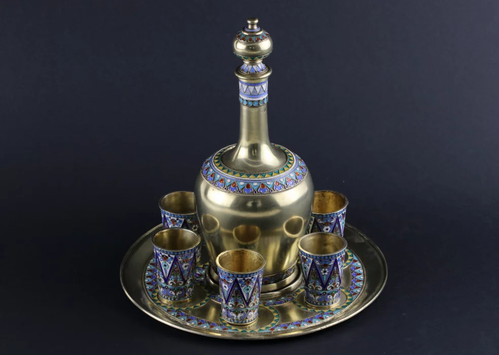 Ensemble de vodka luxueux en argent russe avec email. 