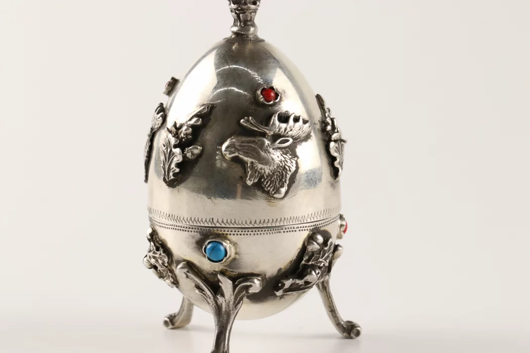 Oeuf decoratif en argent 