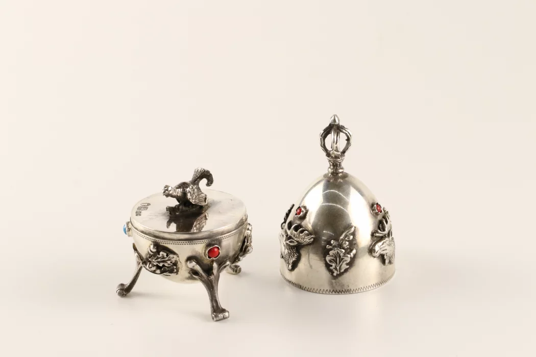 Oeuf decoratif en argent 