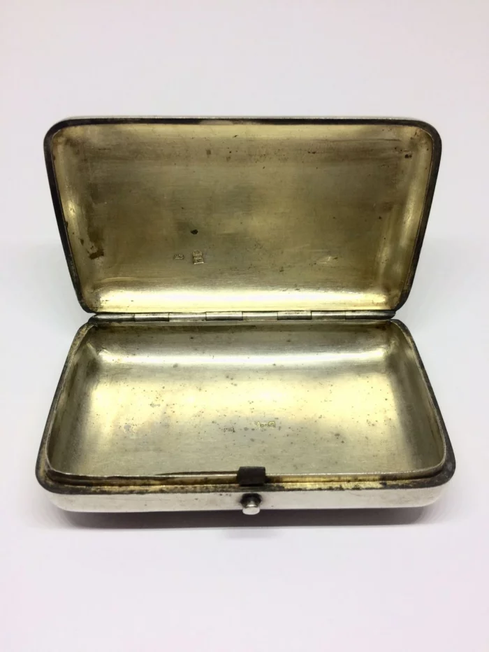 Tabatière russe en argent avec nielle. 