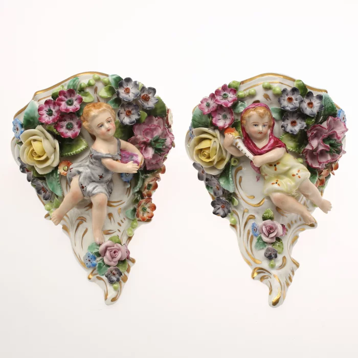 Paire de consoles en porcelaine Putti