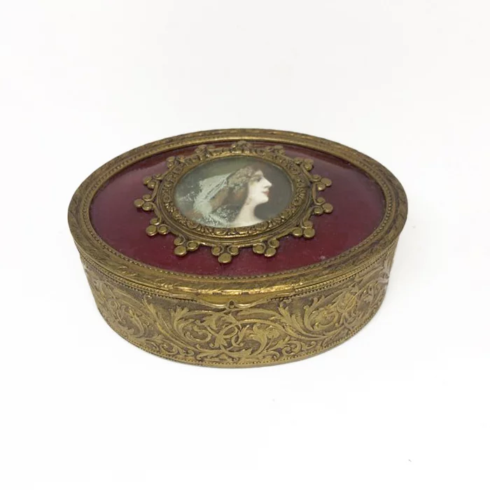 Boîte a bijoux ovale en bronze dore.