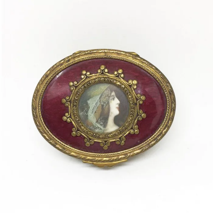 Boîte a bijoux ovale en bronze dore.