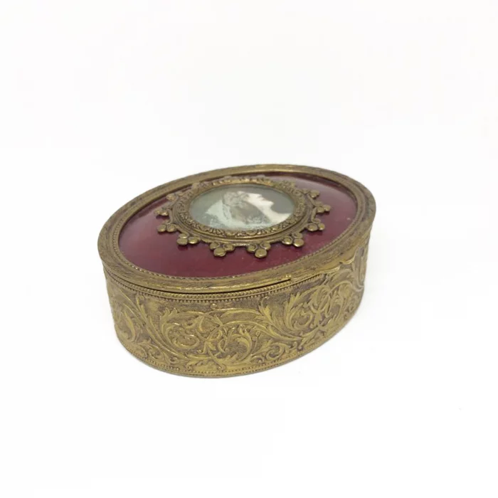 Boîte a bijoux ovale en bronze dore.