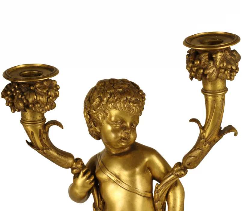 PAIRE DE CANDELABRES AUX FIGURES D’AMOURS FRANCE, SECONDE MOITIÉ DU XIXᵉ SIÈCLE