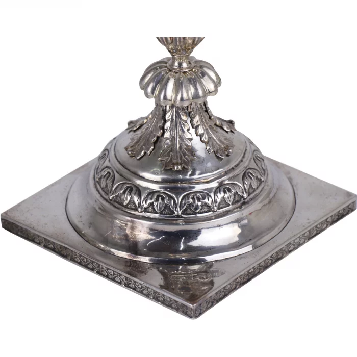 Une paire de bougeoirs elances en argent. Russie XIXe siècle. 